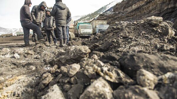 Рабочие угольного месторождения Кара-Кече. Архивное фото - Sputnik Кыргызстан