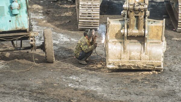 Рабочий во время ремонта ковша. Архивное фото - Sputnik Кыргызстан