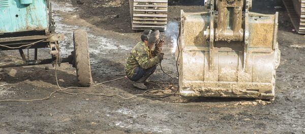 Экскаватордун ковшун оңдоо иштери. Архив - Sputnik Кыргызстан