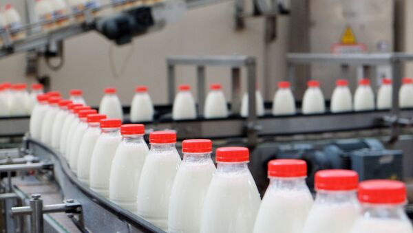 Производственная линия по упаковке молока. Архивное фото - Sputnik Кыргызстан