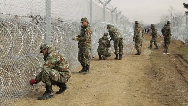 Македонские военные обмотали колючей проволокой забор на границе с Грецией - Sputnik Кыргызстан