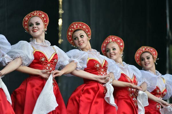 Выступление ансамбля народного танца российской культуры. Архивное фото - Sputnik Кыргызстан