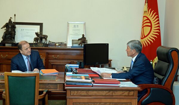 Президент Алмазбек Атамбаев во время рабочей встречи с министром внутренних дел Мелисом Турганбаевым - Sputnik Кыргызстан