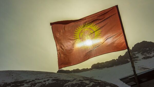 Кыргызстандын желеги Нарын облусунун тоолорун фонунда. Архив - Sputnik Кыргызстан
