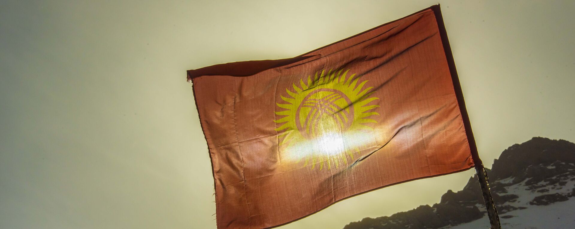 Флаг Кыргызстана на фоне гор Нарынской области. Архивное фото - Sputnik Кыргызстан, 1920, 27.04.2023