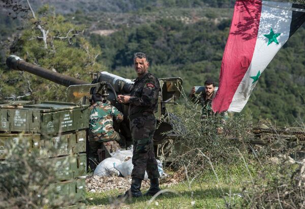 Артиллеристы сирийской армии на позициях в провинции Идлиб на северо-западе Сирии. Архивное фото - Sputnik Кыргызстан