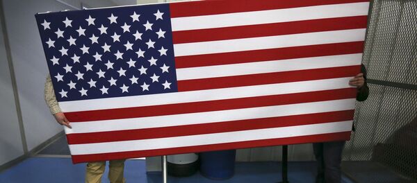 Рабочие перемещают флаг США - Sputnik Кыргызстан