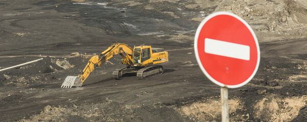 Запрещающий въезд дорожный знак на фоне экскаватора. Архивное фото - Sputnik Кыргызстан