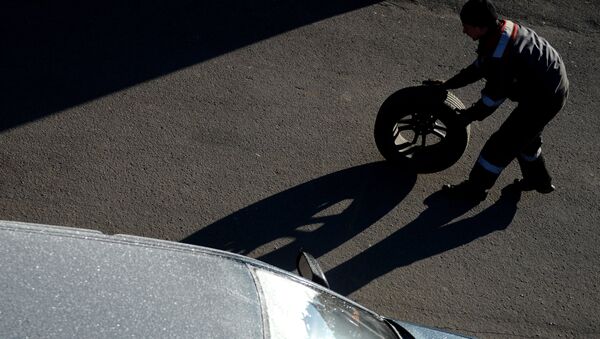 Мужчина с колесом. Архивное фото - Sputnik Кыргызстан