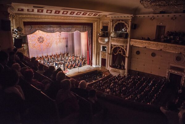 Зал театра был переполнен столичным бомондом и любителями оперного искусства - Sputnik Кыргызстан
