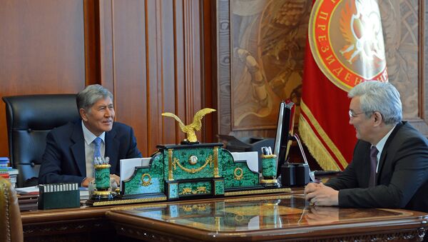 Президент Алмазбек Атамбаев и экс-мэра Бишкека Кубанычбек Кулматов. Архивное фото - Sputnik Кыргызстан