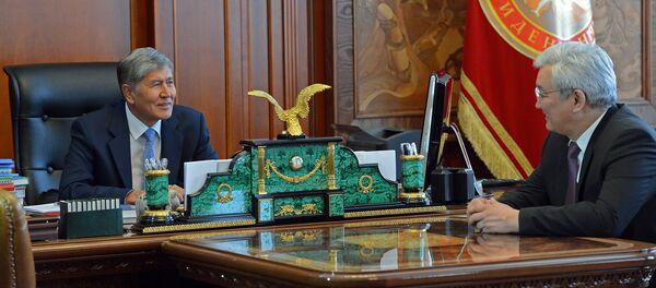 Президент Алмазбек Атамбаев жана шаардын мурунку башчысы Кубанычбек Кулматов. Архив - Sputnik Кыргызстан