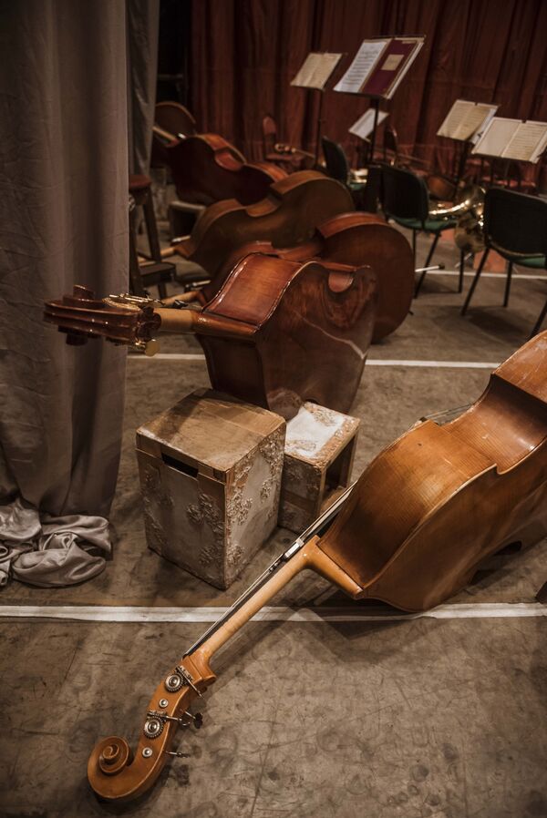 Оркестрдин музыканттары концерттин аякташынан кийин. Дүйнөлүк классика көп күчтү талап кылат - Sputnik Кыргызстан