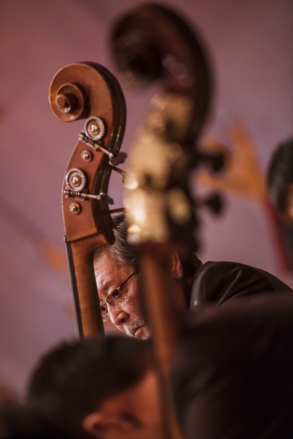 Музыканты оркестра после концерта. Исполнение мировой классики отнимает много сил - Sputnik Кыргызстан