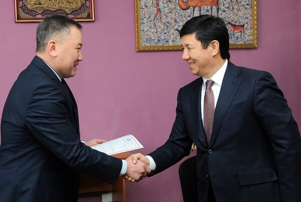 Премьер-министр Темир Сариев өз турак-жайын камсыздандыруу учурунда. - Sputnik Кыргызстан