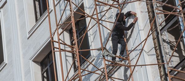 Строитель во время высотных работ в Бишкеке. Архивное фото - Sputnik Кыргызстан