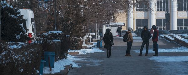 Молодые люди на аллее Молодежи в Бишкеке. Архивное фото Молодые люди на аллее Молодежи в Бишкеке. Архивное фото - Sputnik Кыргызстан