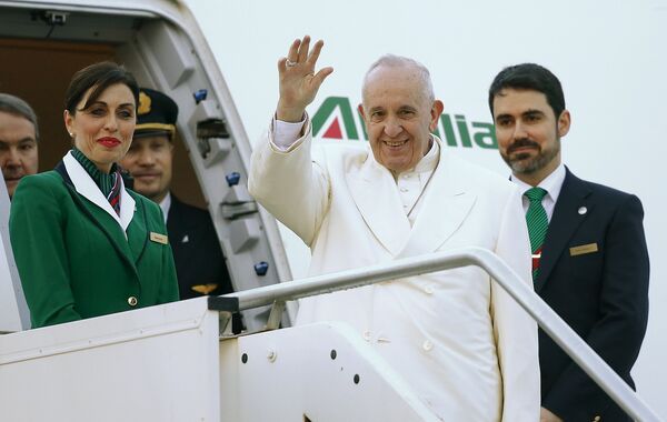 Папа римский Франциск машет рукой перед вылетом в Гавану - Sputnik Кыргызстан