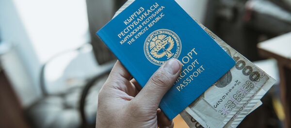 Паспорт с деньгами. Архивное фото - Sputnik Кыргызстан