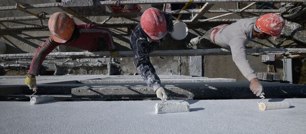 Рабочие на строительной площадке жилого комплекса. Архивное фото - Sputnik Кыргызстан