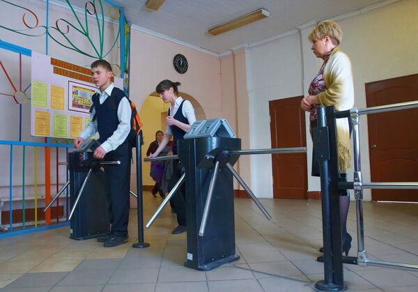 Турникеты в одном из учебных заведений. Архивное фото - Sputnik Кыргызстан