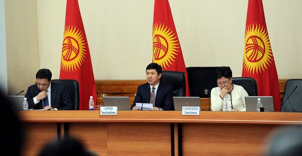 Апремьер-министр Темир Сариев өкмɵттүн 2015-жылдын социалдык-экономикалык ɵнүгүү жыйынтыгында. - Sputnik Кыргызстан