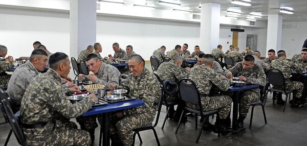 Военнослужащие Национальной гвардии в столовой. Архивное фото - Sputnik Кыргызстан