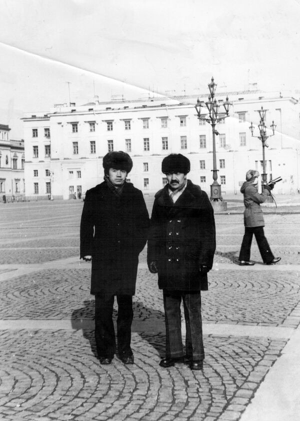 Киночу үзөңгүлөш жолдошу, обончу Түгөлбай Казаков менен Ленинград шаарында, 1978-жыл - Sputnik Кыргызстан
