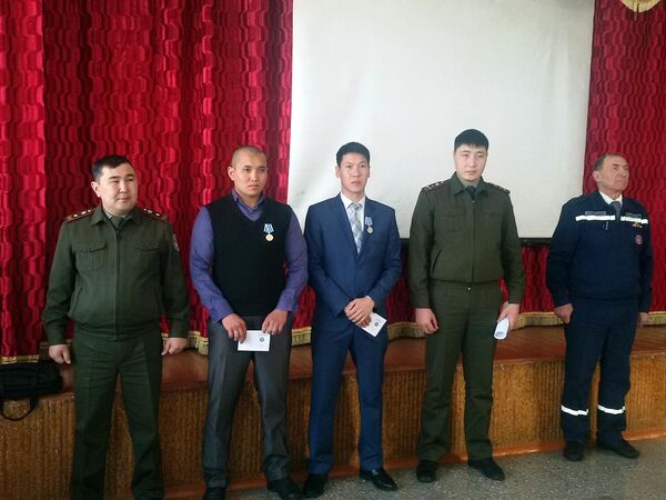 Награждение медалью МЧС КР За спасение утопающего - Sputnik Кыргызстан