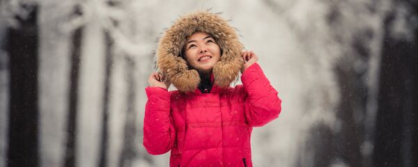 Девушка на улице в снежную погоду. Архивное фото - Sputnik Кыргызстан