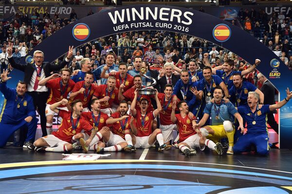 Игроки сборной Испании по футзалу празднуют победу на чемпионате - Sputnik Кыргызстан