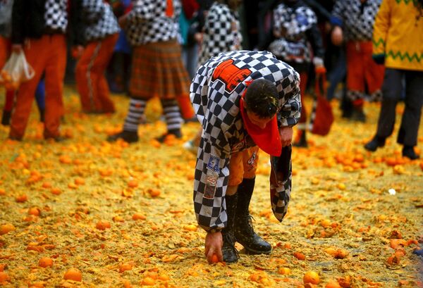 Ежегодный карнавал апельсиновая битва в итальянском городе Ивреа - Sputnik Кыргызстан