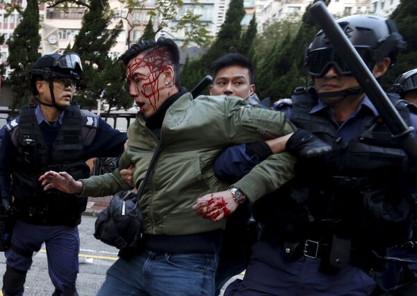 Гонгконгдун полициясы шаардагы башаламандык үчүн 38 катышуучуну күнөөлөп жатат. Шаарда жергиликтүү сатуучулар менен азык-түлүк жана гигиена департаментинин өкүлдөрүнүн ортосунда кагылышуу болгон. Полиция тараптарды ажыратуу үчүн асманга эскертүүчү ок атты - Sputnik Кыргызстан