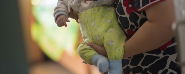 Ымыркай көтөргөн аял. Архив - Sputnik Кыргызстан