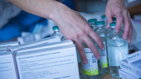 Сотрудники Национального центра охраны материнства и детства получают лекарства, купленные на деньги, собранные на благотворительном мероприятии. - Sputnik Кыргызстан