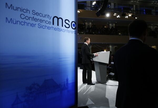 Председатель правительства РФ Дмитрий Медведев выступает на Мюнхенской конференции по вопросам политики безопасности. - Sputnik Кыргызстан