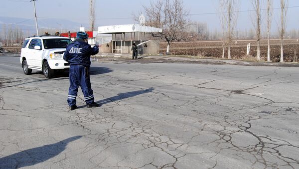 Сотрудник ДПС останавливает машину во время рейда. Архивное фото - Sputnik Кыргызстан
