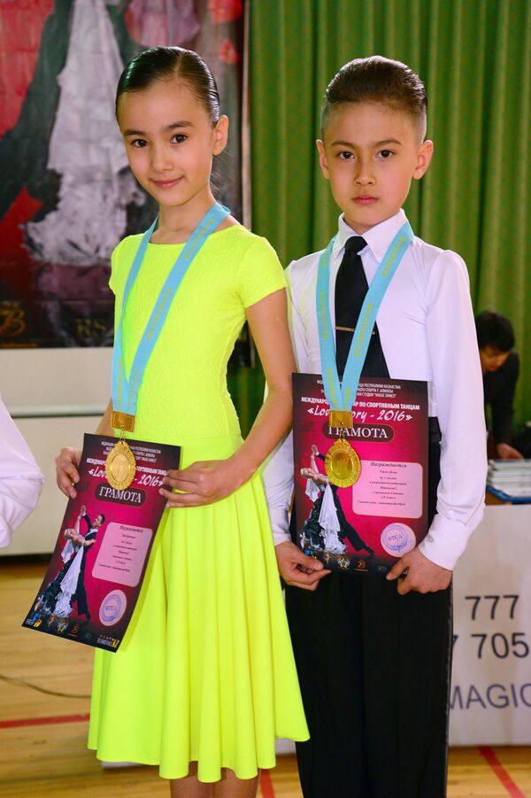 Молодые танцоры, победившие на международном турнире по спортивным бальным танца Love Story-2016 в Алматы. - Sputnik Кыргызстан
