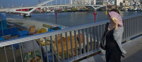 Девушка с веером на мосту в Южной Корее. Архивное фото - Sputnik Кыргызстан