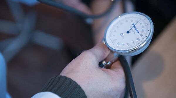 Врач проверяет артериальное давление у пациента. Архивное фото - Sputnik Кыргызстан