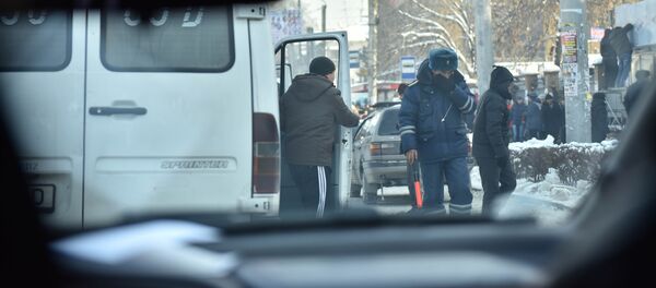 Сотрудник ДПС во время работы в городе Бишкек. Архивное фото - Sputnik Кыргызстан