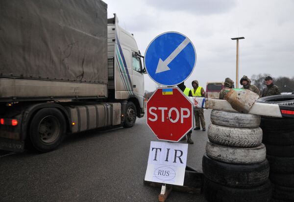 Украинские активисты стоят на блокпосту возле Львова, блокируя движение грузовиков с российскими номерами во Львовской области. - Sputnik Кыргызстан
