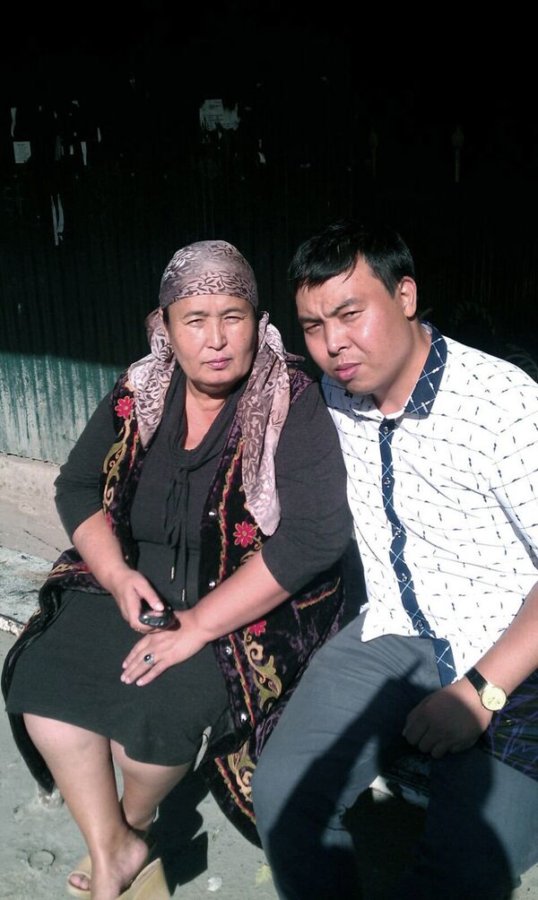 Гражданин Кыргызстана Марат Исаев со своей матерью. Архивное фото - Sputnik Кыргызстан