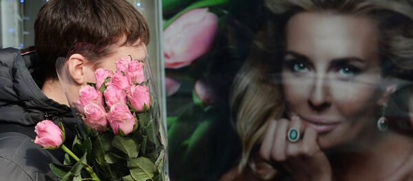 Мужчина с букетом цветов накануне праздника 8 марта. Архивное фото - Sputnik Кыргызстан