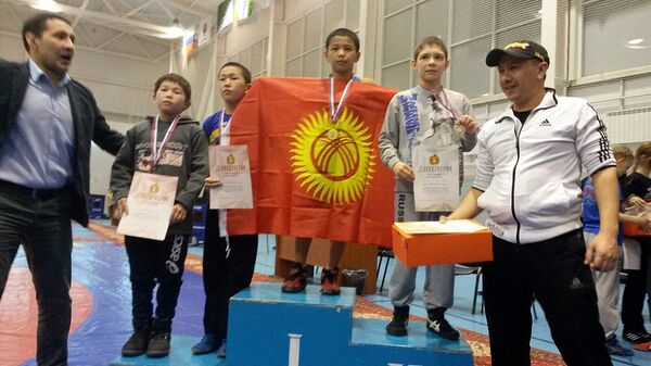 Обладатели двух медалей на Международном турнире по вольной борьбе среди юношей в Новосибирске - Sputnik Кыргызстан