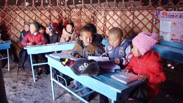 В селе Кожо-Келен Кара-Суйского района школьники учатся в юрте - Sputnik Кыргызстан