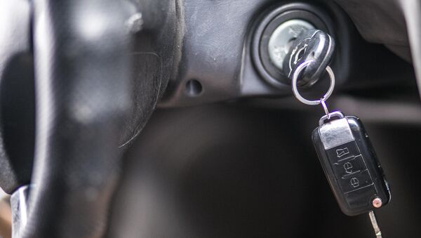 Автомобильный ключ в салоне машины. Архивное фото - Sputnik Кыргызстан