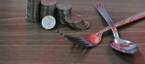 Национальные монеты и столовые приборы на столе. Архивное фото - Sputnik Кыргызстан