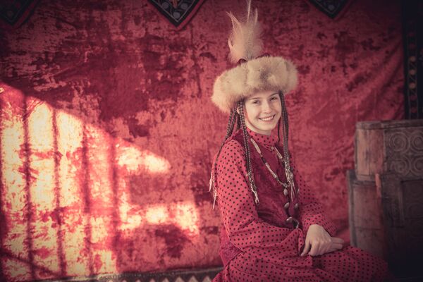 Колумнист Екатерина Михайлова в национальной одежде - Sputnik Кыргызстан