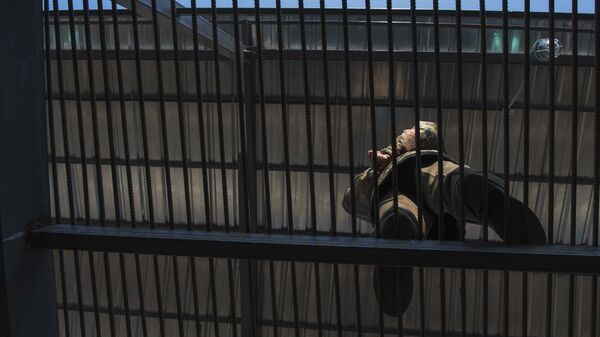 Сотрудник ГСИН в комплексе корпусов для содержания заключенных. Архивное фото - Sputnik Кыргызстан